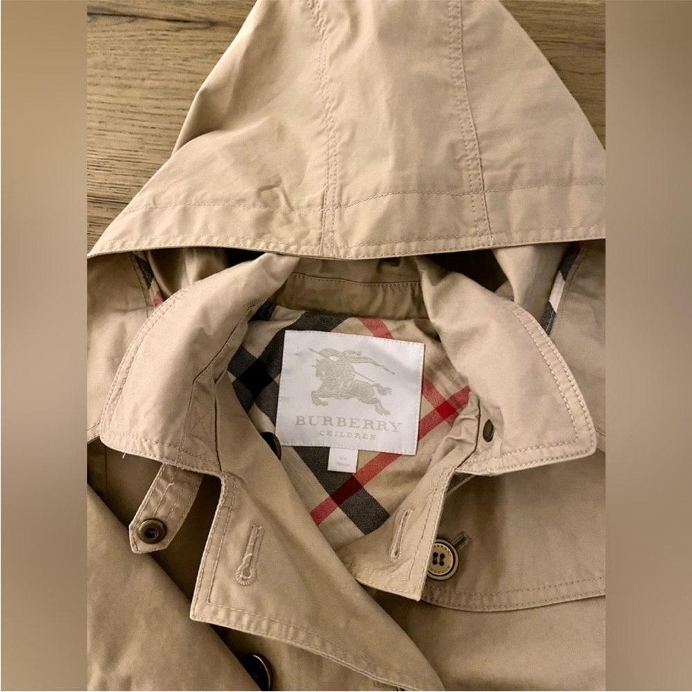 Burberry girl’s trench coat with detachable hood!! Beige /khaki color!! Size 5Y! - Picture 5 of 8